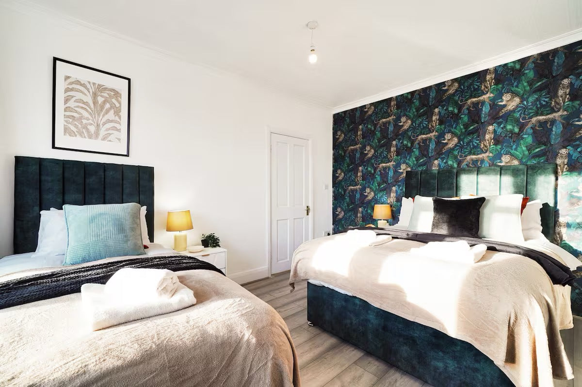 Wembley Oasis — Roomy 4-Bedroom House (Sleeps 14)