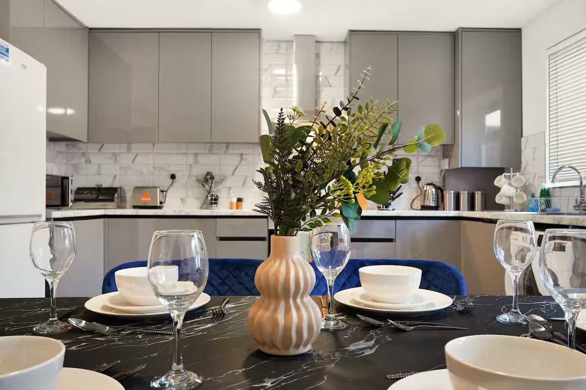Wembley Oasis — Roomy 4-Bedroom House (Sleeps 14)