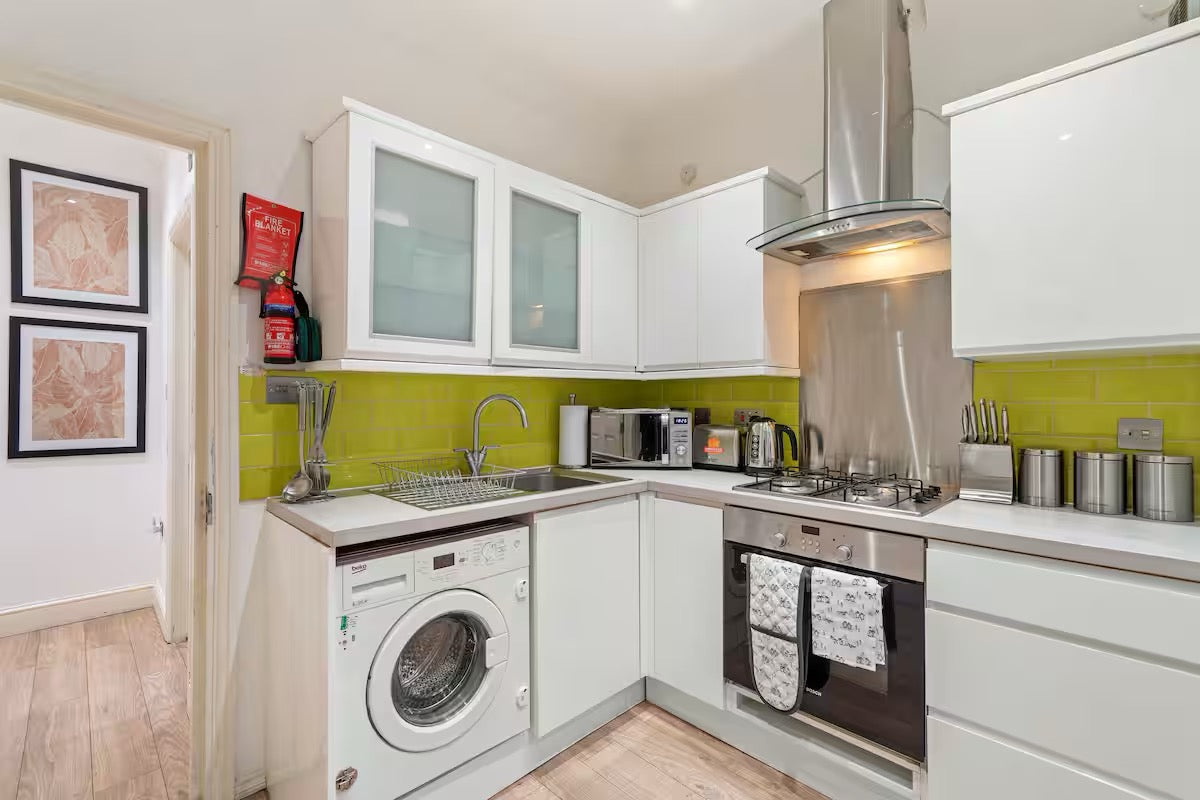 London – Acton | Sleeps 8 – 3-Bedroom Stay