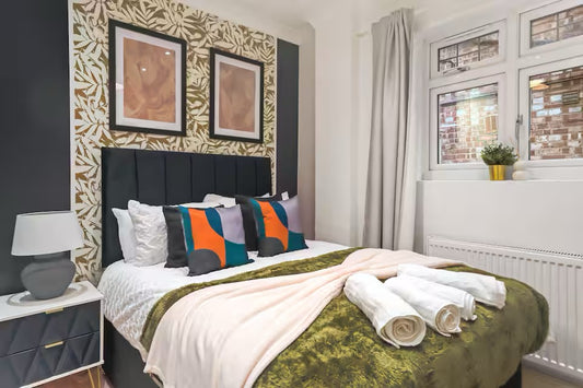 London – Acton | Sleeps 8 – 3-Bedroom Stay