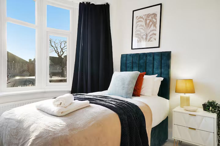 Wembley Oasis — Roomy 4-Bedroom House (Sleeps 14)