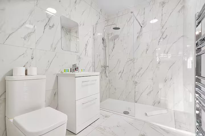 Wembley Oasis — Roomy 4-Bedroom House (Sleeps 14)