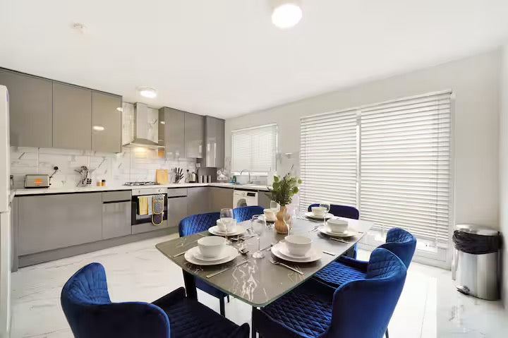 Wembley Oasis — Roomy 4-Bedroom House (Sleeps 14)
