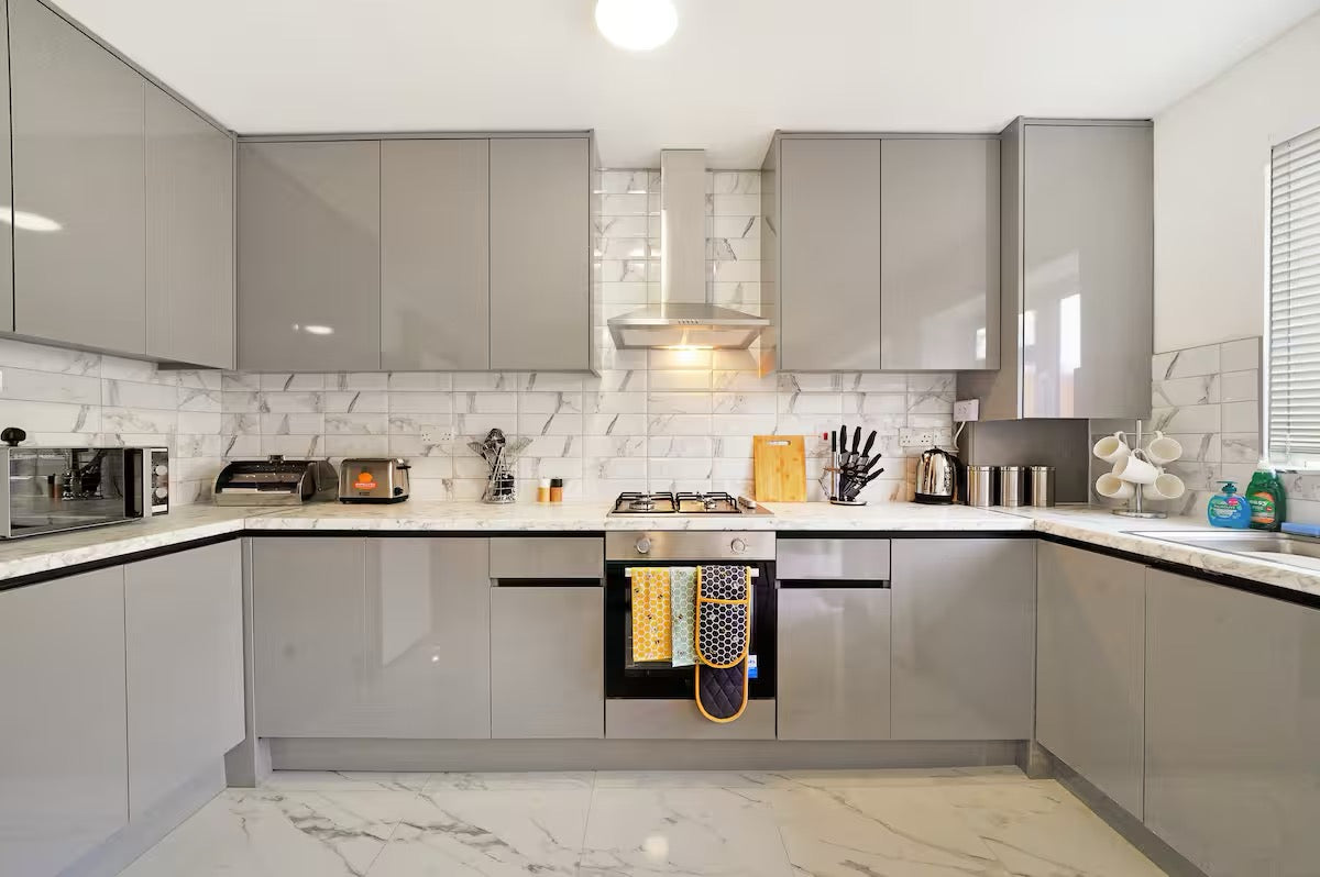 Wembley Oasis — Roomy 4-Bedroom House (Sleeps 14)